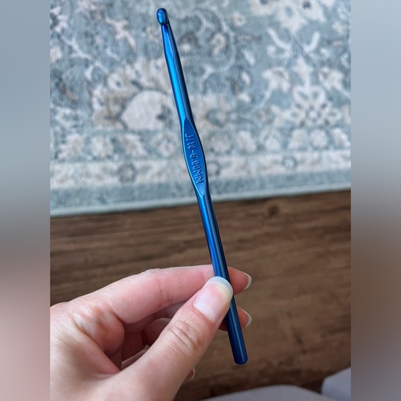 Size 6 mm crochet hook - Picture 1 of 3
